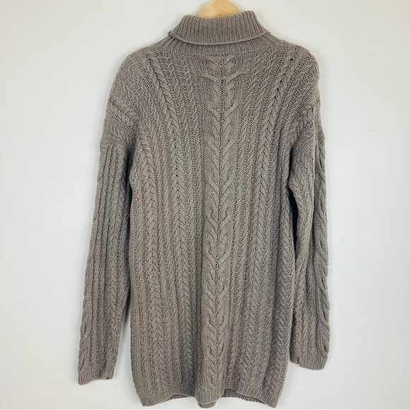 Vintage Neiman Marcus 100% cashmere cable knit long line turtleneck sweater. OS - Picture 4 of 5